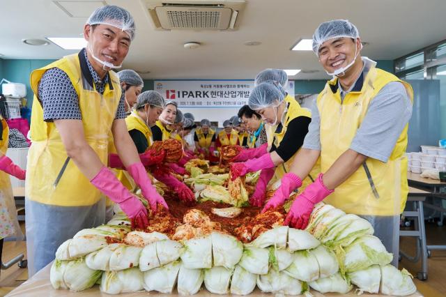 IPARK현대산업개발 임직원들이 독산2동 주민센터에서 지역주민과 함께하는 사랑의 건강 먹거리 만들기 봉사활동을 진행하고 있다 사진IPARK현대산업개발