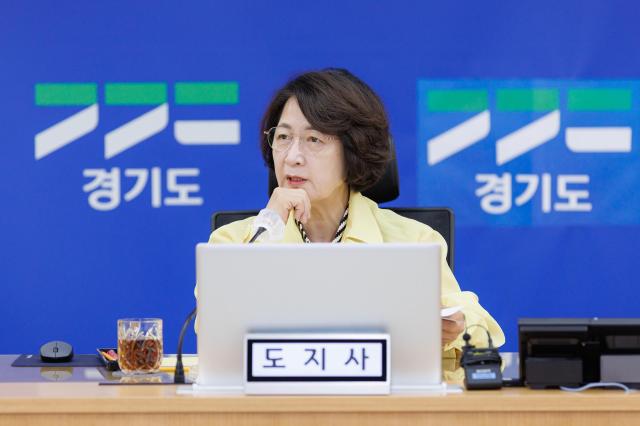 지난 6일 오전 수원특례시 경기도청 재난상황실에서 추미애 경기도지사가 여름철 풍수해 대비 종합대책 보고를 받고 있다 사진경기도