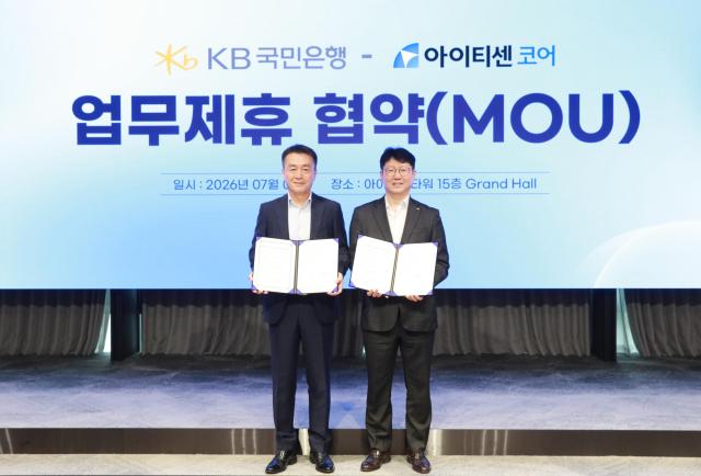 8일 과천 아이티센코어 본사에서 열린 협약식에 참여한 김완호 아이티센코어 대표이사왼쪽와 김현욱 KB국민은행 기업고객그룹 부행장이 기념촬영을 하고 있다 사진국민은행