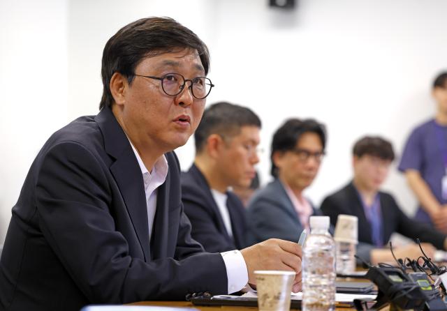 최휘영 문화체육관광부 장관이 8일 서울 종로구 국립현대미술관 서울관에서 대중음악 기획사 및 유관 협회 관계자를 만나 음악산업 생태계 강화를 위한 현장간담회를 하고 있다 사진문체부