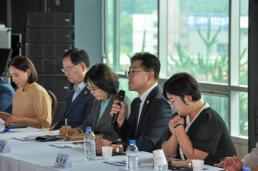새벽 빗길에 승용차 미끄러져 버스 추돌…대학생 3명 사망