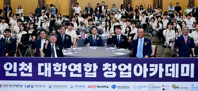 박찬대 인천광역시장이 8일 연수구 포스코글로벌RD센터에서 열린 제3회 인천 대학연합 창업아카데미에서 기념촬영을 하고 있다 사진인천시