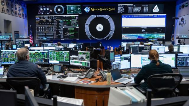 아르테미스 II 임무를 운영하는 NASA 미션 컨트롤 센터 사진AWS