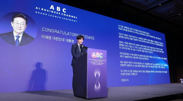 김우창 청와대 국가AI정책비서관이 8일 오후 서울 중구 더플라자 그랜드볼룸에서 열린 2026 ABC Grand Launch Ceremony에서 이재명 대통령 축사를 대독하고 있다 20260707 사진유대길 기자 dbeorlf123ajunewscom