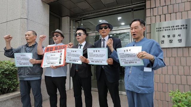 지난 7일 경기 과천 2차 종합특별검사팀 사무실 앞에서 국민연대 투기자본감시센터 관계자 등이 특검의 홍장원 전 국가정보원 1차장 조성현 전 육군 수도방위사령부 제1경비단장 입건을 규탄하며 진정서 제출 기자회견을 하고 있다 사진연합뉴스