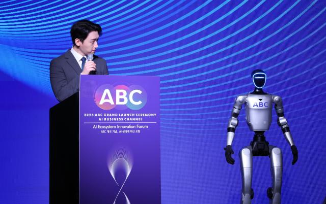 8일 오후 서울 중구 더 플라자 호텔에서 열린 2026 ABC Grand Launch Ceremony에서 이영택 ABC 아나운서와 로봇 아나운서가 사회를 보고 있다 20260708AJP 유나현