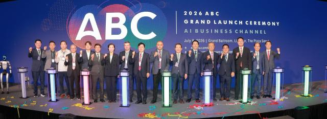 8일 오후 서울 중구 더 플라자 호텔에서 열린 2026 ABC Grand Launch Ceremony에서 참석자들이 기념촬영을 하고 있다 임규진 아주뉴스코퍼레이션 사장왼쪽부터 김광집 스튜디오 메타K 대표 길기연 서울관광재단 이사장 현오석 전 경제부총리 이준석 개혁신당 당대표 한병도 더불어민주당 당대표 직무대행 겸 원내대표 이해민 조국혁신당 의원 루스탐 이사예프 우즈베키스탄 부대사 곽영길 아주미디어그룹 회장 사르가시카에프 탈가프 키르기즈공화국 영사 정세균 전 국무총리 이하경 중앙일보 논설위원 양휘부 전 한국케이블TV방송협회 회장 민병덕 더불어민주당 의원 천하람 개혁신당 원내대표 신봉길 전 주인도 대사 김건 국민의힘 의원  20260708사진유대길 기자 dbeorlf123ajunewscom