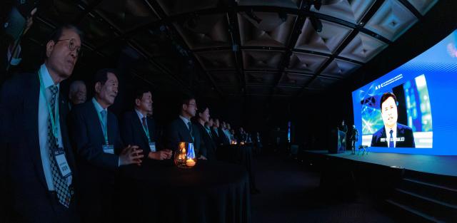 8일 오후 서울 중구 더 플라자 호텔에서 열린 2026 ABC Grand Launch Ceremony에서 참석자들이 AI 기술로 만들어진 곽영길 아주뉴스그룹 회장의 영상 개국사를 바라보고 있다 20260708사진유대길 기자 dbeorlf123ajunewscom