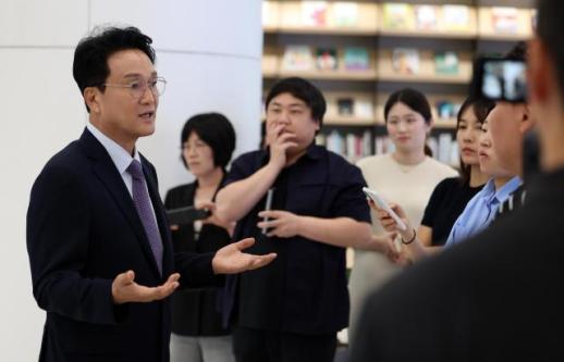 안민석 교육감, 남부청사 스피드게이트 철거...개방형 청사 전환