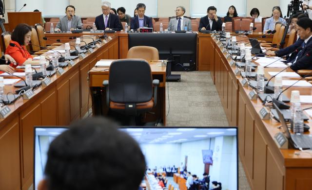 8일 국회에서 열린 6·3 지방선거 투표용지 부족 사태 국정조사특별위원회 제1차 전문가 간담회에서 참석자들이 중앙선거관리위원회 개혁 방향에 대해 의견을 제시하고 있다 사진연합뉴스