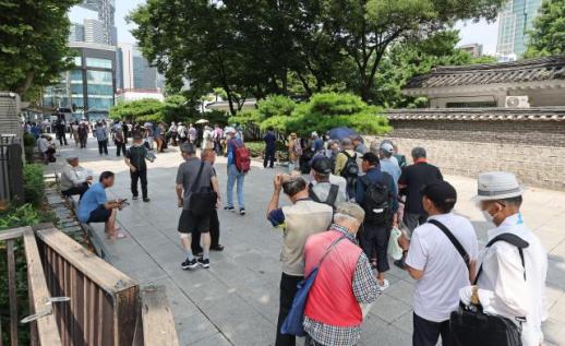 韩国老年贫困率首次降至30%区间 仍居经合组织首位