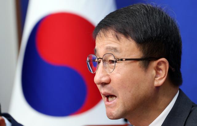 더불어민주당 한병도 대표 직무대행 겸 원내대표가 지난 8일 국회에서 열린 최고위원회의에서 발언하고 있다사진연합뉴스