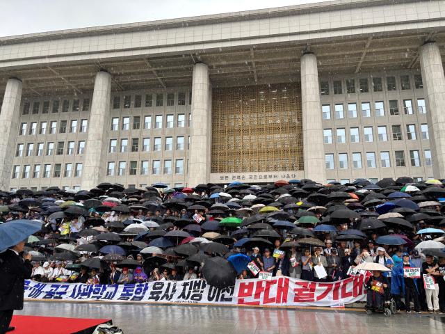 7월 8일 서울 여의도 국회 앞에서 열린 육·해·공군 사관학교 통합 및 육군사관학교 이전 반대 집회에 참석한 시민과 예비역 군인 사관학교 동문들이 자리를 지키고 있다 사진김희수 기자