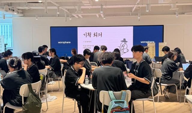 오프라인 AI 해커톤 잡코리아 바이브톤에서 참가자들이 바이브 코딩을 통한 서비스를 만들고 있다 사진웍스피어