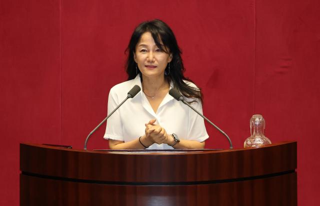 지난 6월 30일 국회 본회의에서 문화체육관광위원장으로 선출된 더불어민주당 이재정 의원이 당선인사를 하고 있다 사진연합뉴스