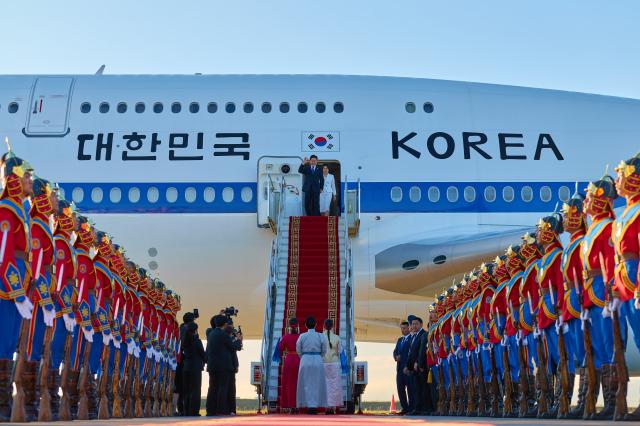 몽골을 국빈 방문한 이재명 대통령과 김혜경 여사가 9일현지시간 울란바타르 칭기즈칸 국제공항에 도착한 공군1호기에서 환영객들을 향해 인사하고 있다 사진연합뉴스