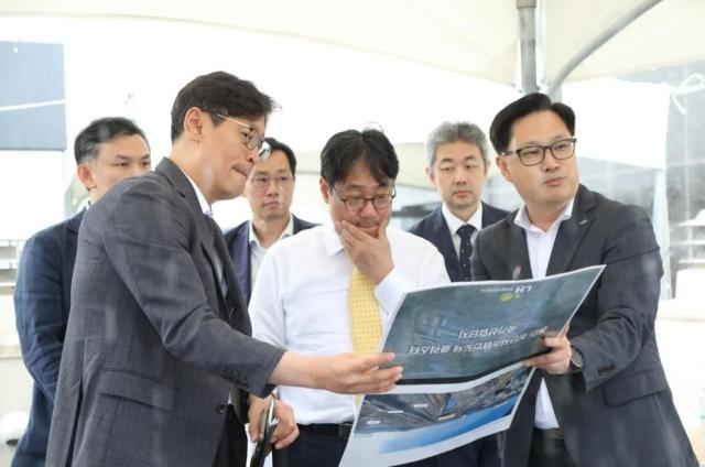 이성훈 한국토지주택공사LH 사장가운데이 9일 용인 반도체 국가산단 사업현장을 찾아 현장을 점검하고 있다 사진LH