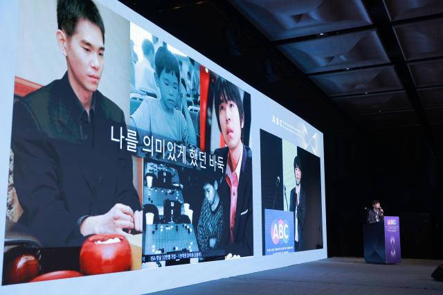 이세돌 UNIST 기계공학과 특임교수가 9일 오후 서울 중구 더 플라자 호텔에서 열린 ABC 개국 기념 AI 생태계 혁신 포럼에서 알파고 대국 10년 새로운 문맹의 시대 라는 주제로 강연을 하고 있다 20260709사진유대길 기자 dbeorlf123ajunewscom