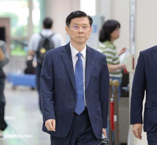 윤석열 전 대통령에 대한 공수처 체포영장 집행을 방해한 혐의로 기소된 박종준 전 경호처장이 9일 서울 서초구 서울중앙지방법원에서 열린 특수공무집행 방해 혐의 등 1심 선고 공판에 출석하고 있다 사진연합뉴스