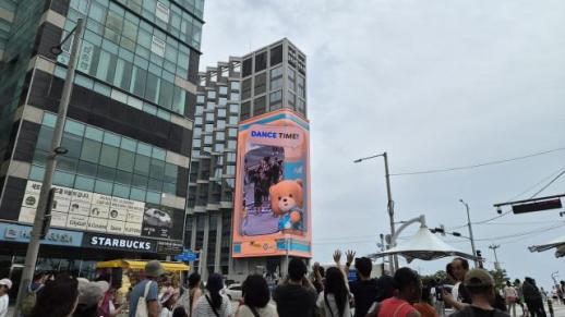 전광판 속 내 모습이 실시간으로...해운대, 피서객 위한 이색 미디어 이벤트