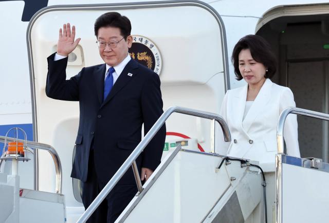 当地时间9日,对蒙古进行国事访问的韩国总统李在明和夫人金惠景抵达乌兰巴托成吉思汗国际机场,并在总统专机舷梯前向欢迎人群致意。【图片来源 韩联社】