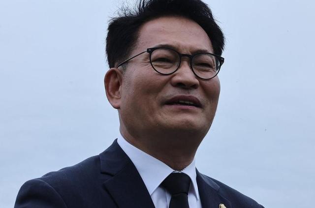 더불어민주당 당권 도전에 나서는 송영길 의원이 9일 전남광주통합특별시 북구 국립5ㆍ18민주묘지에서 참배하던 도중 눈시울을 붉히고 있다 사진연합뉴스