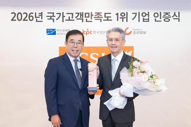코웨이가 ‘2026 국가고객만족도NCSI’ 조사에서 4관왕을 석권했다 지난 8일 서울 중구 롯데호텔에서 진행된 시상식에서 서장원 코웨이 대표이사오른쪽와 박성중 한국생산성본부 회장왼쪽이 기념 촬영을 하고 있다 사진코웨이