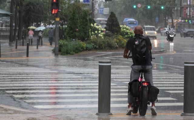 Torrential monsoon rain batters Seoul and much of Korea