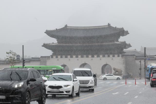 Heavy rain hammering Gwanghwamun and across Seoul throughout the day on July 9 2026 AJP Yoo Na-hyun