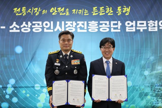 인태연 소진공 이사장과 최용철 소방청장 직무대행왼쪽이 지난 8일 ‘전통시장 지능형 출동 시스템 구축’ 사업 업무협약을 체결한 후 기념촬영을 하고 있다  사진소진공
