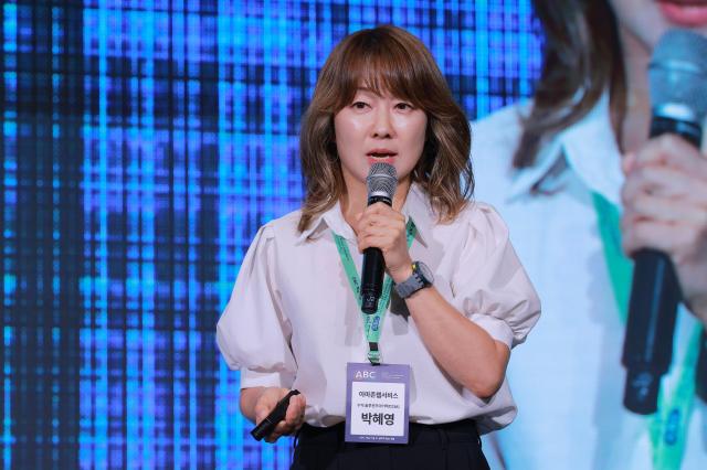 박혜영 아마존웹서비스AWS 수석 솔루션즈아키텍트SA가 9일 오후 서울 중구 더 플라자 호텔에서 열린 ABC 개국 기념 AI 생태계 혁신 포럼에서 같은 AI 성과는 왜 다를까 엔터프라이즈 AI 도입 성공하는 조직의 방식이라는 주제로 강연을 하고 있다 20260709사진유대길 기자 dbeorlf123ajunewscom