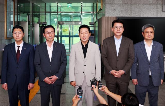 장동혁 국민의힘 대표가 9일 오후 광주경찰청에서 김영근 청장과의 면담이 이뤄지지 않자 항의하고 있다 사진연합뉴스