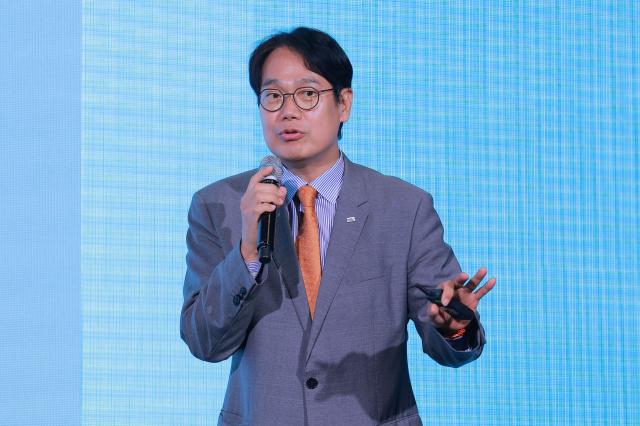 최창규 미래에셋자산운용 이사ETF리서치본부장가 9일 오후 서울 중구 더 플라자 호텔에서 열린 ABC 개국 기념 AI 생태계 혁신 포럼에서 AI로 좋은 ETF에 투자하는 법이라는 주제로 강연을 하고 있다 사진유대길 기자 dbeorlf123ajunewscom
