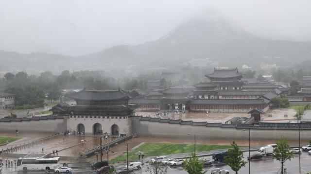 Heavy rain falls in downtown Seoul on July 9 as the monsoon continues across the country AJP Yoo Na-hyun

