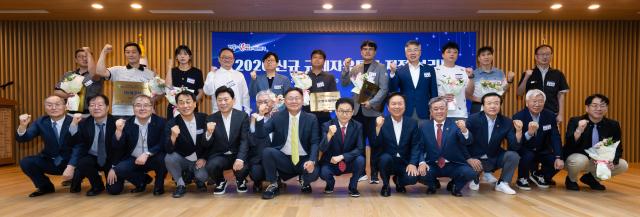 경북도가 9일 도청 다목적홀에서 신규 규제자유특구 지정 성과와 향후 추진 계획을 발표한 후 단체 기념 촬영을 하고 있다 사진경상북도