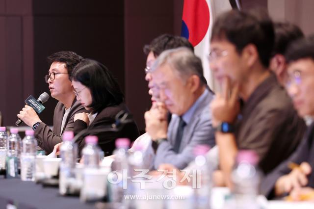 9일 열린 공동포럼에서 토론 세션에 패널로 참석한 전문가들이 교권 보호와 공교육 정상화를 위한 의견을 제시하고 있다 사진국가교육위원회