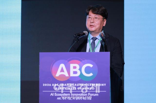임성신 한국항공우주산업KAI AI개발실 실장이 9일 오후 서울 중구 더 플라자 호텔에서 열린 ABC 개국 기념 AI 생태계 혁신 포럼에서 AI와 SW로 다시 쓰는 항공무기체계 개발 전략 - 플랫폼의 성능을 넘어 지능의 진화 속도로라는 주제로 강연을 하고 있다 20260709사진유대길 기자 dbeorlf123ajunewscom