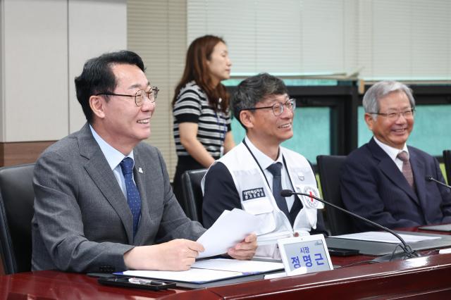 정명근 화성특례시장과 성금 기탁 참여 기관 관계자들이 베네수엘라 지진 피해 지원과 나눔 문화 확산 방안에 대해 이야기를 나누고 있다 사진화성시