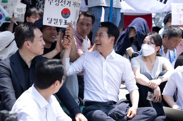 People Power Party Chairman Jang Dong-hyuk center and other party leaders sit with protesters at the Olympic Handball Gymnasium in Seouls Songpa-gu which served as a vote-counting site for the June 3 local elections on June 16 2026 AJP Yoo Na-hyun 