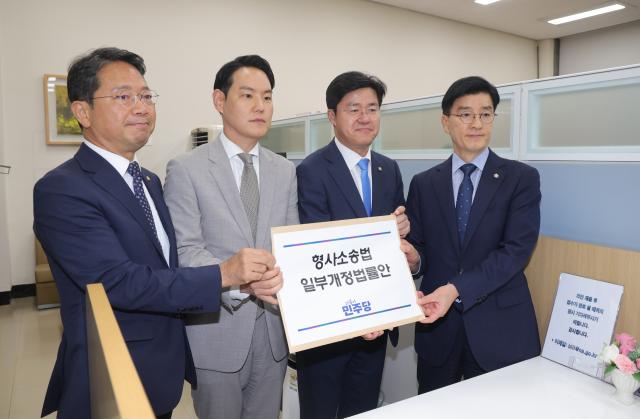 더불어민주당 형사소송법 개정 태스크포스 소속 김승원·김한규·박상혁·이해식 의원이 9일 국회 의안과에 형사소송법 일부개정법률안을 제출하고 있다사진연합뉴스