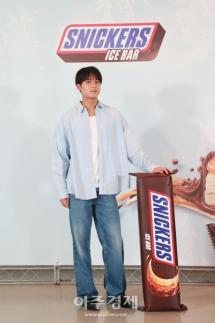 [포토] 세븐틴 민규, 스니커즈 아이스 바 출시 기념 포토콜 참석