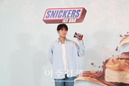 [포토] 세븐틴 민규, 스니커즈와 함께
