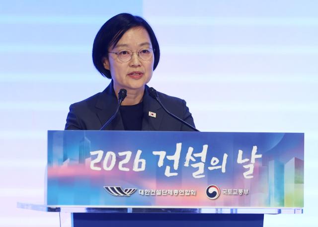 한성숙 국무총리가 9일 강남구 건설회관에서 열린 ‘건설의 날’ 기념식에서 축사를 하고 있다 사진연합뉴스