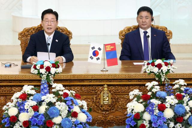 이재명 대통령과 오흐나 후렐수흐 몽골 대통령이 9일현지시간 울란바타르 정부청사에서 공동언론발표를 하고 있다 사진연합뉴스