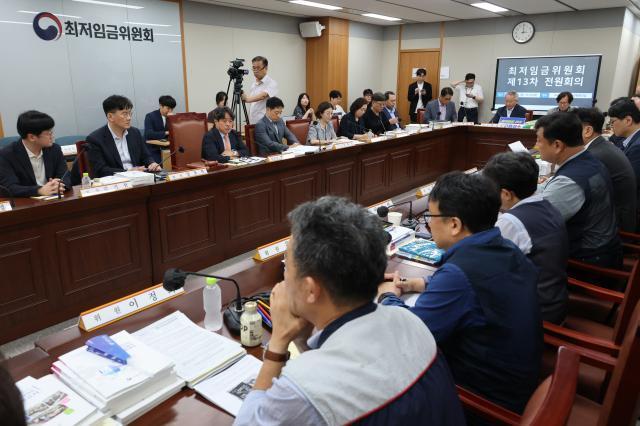 労使の最低賃金格差690ウォンに縮小…労働界1万1220ウォン・経営界1万530ウォンを提示
