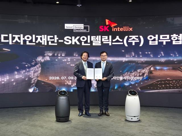  SK인텔릭스-서울디자인재단 ‘DDP 스마트 디자인 환경조성’ 업무협약식 왼쪽부터 차강희 서울디자인재단 대표이사 안무인 SK인텔릭스 대표이사 사진SK인텔릭스