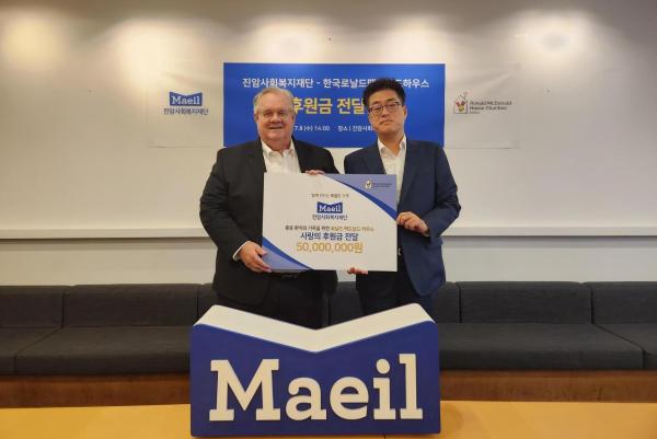 지난 8일 서울 종로구 매일유업 본사에서 재단법인 한국로날드맥도날드하우스 제프리 존스 회장왼쪽과 장유진 매일유업 부사장이 후원금 전달식을 가진 뒤 기념 사진을 촬영하고 있다 사진매일유업