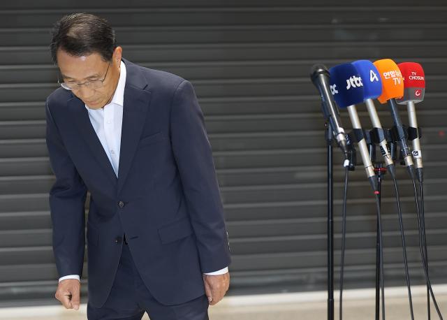 유재성 경찰청장 직무대행이 10일 인천국제공항 제2여객터미널을 통해 귀국해 이번 장윤기 사건 부실 수사와 관련 사과하며 고개를 숙이고 있다 사진연합뉴스