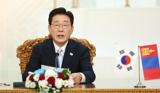 이재명 대통령이 9일현지시간 울란바타르 정부청사에서 오흐나 후렐수흐 대통령과 공동언론 발표를 하고 있다 사진연합뉴스