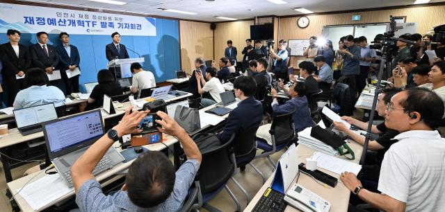 박찬대 인천광역시장이 10일 시청 브리핑룸에서 재정예산개혁TF 발족 기자회견을 하고 있다 사진인천시